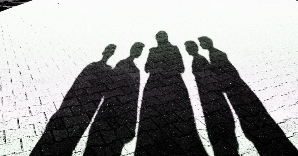 Η αυτοκριτική ενεργοποιεί το σύστημα απειλής του εγκεφάλου - κορτιζόλη, αμυγδαλή, fight or flight. Μάθε γιατί ο εσωτερικός κριτής σαμποτάρει την εξέλιξή σου και τι μπορείς να κάνεις.